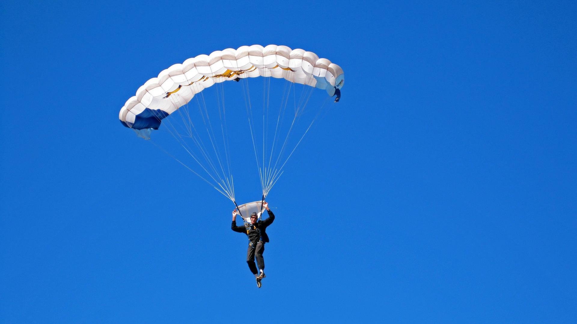 国际滑板赛事吸引众多年轻选手参赛，国际滑板比赛规则